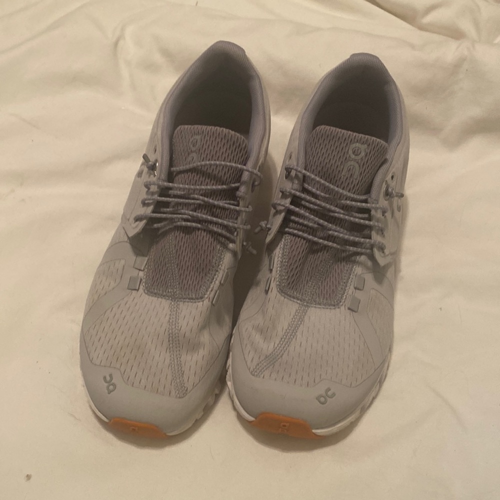 Womens On Running Cloud tennis shoes